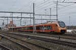 RABe 526 101 Traverso der SOB durchfährt am 08.02.2024 den Bahnhof Muttenz.