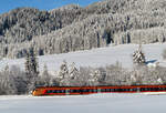 Schöner Zug in prächtiger Winterlandschaft bei Biberbrugg: Voralpen-Express von St.