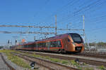 RABe 526 105 Traverso der SOB durchf�hrt am 06.10.2026 den Bahnhof Muttenz.