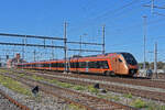 RABe 526 115 Traverso der SOB durchf�hrt am 06.10.2026 den Bahnhof Muttenz.