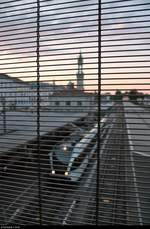 Hinter Gittern...
Abendliches Experiment mit Gitter auf der Fußgängerbrücke von der Bodanstraße zur Hafenstraße am Bahnhof Konstanz mit einem Stadler GTW der Thurbo AG als S 14 nach Siegershausen (CH) auf Gleis 1b.
Vielleicht erinnert sich noch jemand an das im Juli diskutierte Bild mit dem ICE-T hinter einem Gitter. Hier habe ich dies auf andere Art erneut ausprobiert.
[8.7.2018 | 21:16 Uhr]