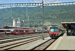 RABe 526 286-0 (Stadler GTW 2/6) der Thurbo AG, ehem. BLS AG, noch eingesetzt und gemietet von den SBB, und ein abgestellter RBDe 560  Domino  SBB sind im Bahnhof Biel/Bienne (CH) abgestellt.
[24.7.2019 | 13:15 Uhr]