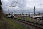 Diesmal streikten mal nicht Fahrzeuge, Weichen oder Signale, sondern die Mitarbeiter.

Auf der Seelinie fuhr munter RABe 526 797 der Thurbo die Seelinie entlang als S1 via St. Gallen nach Wil. Dahinter die mangels betriebsbereiter Strecke arbeitslosen Seehasen RABe 521 207 und RABe 521 208 und die Schwarzwaldbahnzüge mit 146 239 und 146 230. März 2023.