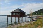 Badevergnügen am Bodensee in Bregenz und in der Ferne ein Thurbo GTW RABe 526 als S7 auf der Fahrt von Romanshorn nach Lindau Reutin.