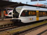 Ihre Verwandtschaft können der GTW 2/8 771 und der Flirt 521 206 nicht leugnen, die sich hier am 27.05.2024 in Singen (Htw.) trafen.