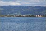 Der Blick gleitet über den See nach Lindau. Erst auf den zweiten Blick entdeckt man auf dem Seedamm einen Thurbo GTW RABe 526 der als S7 den Bahnhof Lindau Insel soeben verlassen hat. Der Zug ist auf dem Weg nach Romanshorn. 

20. April 2026