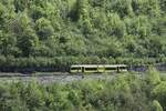 Ein recht moderner Zug bef�hrt am 26.04.2026 die altert�mliche Strecke bei R�mlingen.