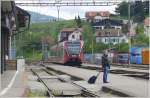 R5233 aus Solothurn trifft mit einem RABe 526 der BLS in Tavannes ein. Die unbekannte Reisende hat vermutlich geglaubt das Foto gelte ihr, eine Bereicherung fr die Bahnhofssituation ist sie allemal. (16.05.2009)