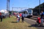 RABe 526 731-5 fhrt im reich bevlkerten Bahnhof Koblenz zum Jubi Turgi-Waldshut-Koblenz ein. 23.08.09.