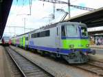 bls - Regio nach Bern mit einem RABe 2/8 526 ... und IR nach Bern mit der Re 4/4 420 505-0 im Bahnhof von Neuchatel am 08.08.2010