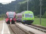 Obwohl der Regioexpress noch nicht zum stehen gekommen ist und die Tre erst nach der Ausfahrt des GTW geffnet werden knnen gehen diese Fahrgste bereits in Trubschachen auf Gleis 3.