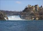 Schloss Laufen am Rheinfall, bei BB natürlich mit Zug. Ein GTW der Thurbo verlässt den Kanton Schaffhausen direkt oberhalb des Rheinfalls. April 2013.