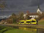 S5 23545 von Weinfelden kommend hat gerade die Station Brglen (TG) verlassen und befindet sich auf der Fahrt nach St. Gallen. Am 06.12.2013 fhrt der gelbe RABe 526 707-5 whrend eines kurzen 'Sonnenblicks' an dem am Thurkanal stehenden Fotografen vorbei.