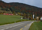 SBB: Kirche, Schiene und Strasse, einmal ein nicht fotogenes aber trotzdem ausgefallenes BAHNFOTOSUJET, das ich an Allerheiligen am Steuer meines Wagens kreierte.