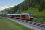 RABe 526 107 Traverso der SOB fährt am 22.08.2022 Richtung Bahnhof Tecknau.