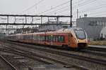 RABe 526 120 Traverso der SOB durchfährt am 26.01.2023 den Bahnhof Rupperswil.