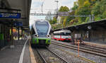 Am 07.10.2025 treffen sich im Bahnhof Le Locle die TPN-Triebwagen RABe 527 332 (Normalspur) und BDe 4/4 3 (Meterspur)