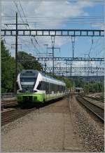 Der TRN Flirt RABe 527 331 in seinem gefälligen neuen Farbkleid auf der Fahrt in seine Heimat.