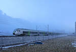 Die Berner S-Bahn: Während sich blauer Himmel über dem Nebel erahnen lässt, zieht ein BLS Flirt MIKA als S4 vorüber, Richtung Bern, Burgdorf, Ramsei und Langnau im Emmental.