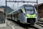 Die BLS MiKA RABe 528 128 am 19.5.23 bei der Einfahrt in den Bahnhof Zweisimmen.