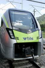 Die Frontansicht der MIKA RABe 528 123 am 27.5.23 im Bahnhof Boltigen.