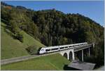 Der BLS RABe 528 112 ist auf der Fahrt von Bern nach Zweisimmen und überquert kurz nach Weissenburg die Bunschenbachbrücke.
