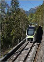 Der BLS RABe 528 105 ist auf der Fahrt von Bern nach Zweisimmen und erreicht kurz nach Weissenburg die Bunschenbachbrücke, die hier erahnt als gesehen werden kann.
