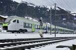 Die S-Bahn MIKA RABe 528 210 für die BLS am 9.12.23 in Frutigen abgestellt.