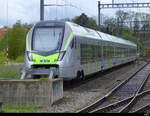 BLS - RABe 528 203 abgestellt im Bahnhofsareal im Bhf. Burgdorf am 2024.04.21  .. Standort des Fotografen auf dem Perron 1