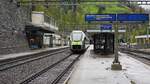 Der RABDe 528 117 der BLS hat soeben den 14.612 m langen Lötschbergtunnel verlassen und trifft mit dem RE 1 von Bern nach Domodossola im Bahnhof Goppenstein ein