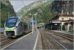 ISELLE TERMINI könnte man in diesen Tagen den Bahnhof von Iselle di Trasquera nennen, enden doch alle Züge hier. Infolge Bauarbeiten einer Brücke ist die Strecke Iselle - Domodossola unterbrochen, es fahren (sehr viele) Ersatzbuse. Die BLS fährt nun stündlich (statt zweistündlich) bis Iselle, fast alle andern Züge entfallen. Im Bild der BLS RABe 528 102 als RE 1 4259 von Bern in Iselle di Trasquera angekommen (8:35) und wendet nun auf den RE 1 4264 nach Bern (ab 9:20) somit bleibt herrlich viel Zeit den BLS MIKA in Iselle zu fotografieren. 

Ein kleines Detail sein noch angemerkt: Da der Zug auf Gleis 3 ankommt und dort beim Aussteigen fotografiert wurde, kann man geradewegs durch die 169 Meter langen Gallerie di Iselle das Portal des Simplontunnels (19803/19823m Länge) erkennen! Und noch ein Detail zum Detail: der Tunnel von Iselle gehört auf 144 Meter Länge der SBB.

17. August 2024