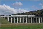 Ein BLS RABe 528 MIKA ist als IR 66 3222 von Bern nach La Chaux de Fonds unterwegs und fährt kurz vor Gümmenen über das markante, 293 Meter lange Gümmenviadukt. 

5. Oktober 2024