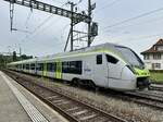 Die S-Bahn MIKA RABe 528 223 am 10.5.26 beim Bahnhof Uetendorf abgestellt.