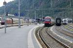 Links der IC nach Romanshorn mit dem IC nach Basel, abgestellte Wagen und der Abgestellte Kamblyzug  Trubschachen 2  am 23.7.18 im Bhf Brig.