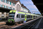 Vierfachtraktion:
Nachschuss auf RABe 535 108-5  Lötschberger  und drei RABe 525 (Bombardier/Alstom NINA) der BLS AG als RE 4177 von Bern (CH) nach Zweisimmen (CH), die den Bahnhof Thun (CH) auf Gleis 1 verlassen.
[24.7.2019 | 16:02 Uhr]