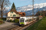 Der RABe 535 115 „Trubschachen 2“ am Abend des 03.04.2026 als RE 9 beim alten Bahnhof Faulensee.