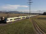 Vier Ltschberger RABe 535 auf dem Weg nach Bern bei Kiesen am 05.02.2011 Im Hintergrund die Alpen mit dem Dreigestirn Eiger, Mnch und Jungfrau.