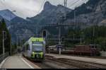 Lötschberger RABe 535 103 erreicht am 23. August 2015 Kandersteg. Am Autoverlad herrscht Hochbetrieb, zu sehen ist Re 4/4 165 vor einem Autozug. Im Hintergrund der Gemmipass nach Leukerbad.