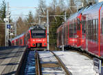 Die S10 von Zürich HB erklimmt die 80-Promille-Steigung (siehe Tafel links!) im Bahnhof Uetliberg (813 müM) und fährt an den Bahnsteig am Gleis 2, während die talwärts