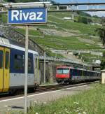 Nahverkehr im Lavaux. Noch verkehren die NPZ in ihrer attraktiven Kolibrie-Farbgebung, wie hier in Rivaz am 28. Juni 2009