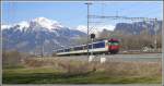 R7860 nach Ziegelbrcke kreuzt bei Trimmis den Gegenzug R7859. Im Hintergrund Vilan uns Schesaplana. (19.03.2010)