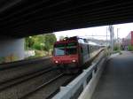 usserst selten, aber am 28.8.05 wahr, der RBDe 560 129-9 ''Sonviller'' mit der TILO-Anschrift als S26 nach Winterthur in der Grze ausfahrend.
