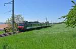 Der RBDe 560 107 an der Spitze eines 3-teiligen NPZ (mit BDt am Schluss) als R 6541 zwischen Lommiswil und im Holz, 14.05.2012.