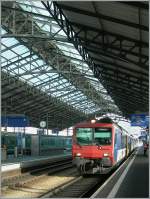 Banal und doch hat es mich bei der Nachbearbeitung fasziniert: Ein RBD 560 NPZ nach Vallorbe unter dem Hallendach von Lausanne.