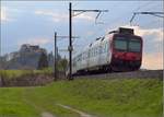 Am vielbefahrenen Gleisdreieck Othmarsingen fährt der Domino RBDe 560 037-4 vor der Kulisse des Lenzburger Schlosses vorüber.
