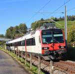 Ein SBB RBDe 560 Domino unterwegs unter blauem Himmel zwischen Schmerikon und Bollingen als S6 nach Rapperswil. 
Zudem hatte es mich auch sehr gefreut, dass der lieber Lokführer mich mit zwei Lokpfiffe grüsste!!