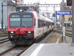 SBB - Triebwagen RBDe 4/4 560 246-1 an der Spitze eines Regio nach Kerzers im Bahnhof von Payerne am 10.02.2018
