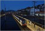 In Neuchâtel wird auf Gleis 7 der Regionalzug 7024 nach Buttes, ein SBB RBDe 560 Domino, bereit gestellt.
