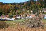 Vor einigen Jahrzehnten noch galt die Linie in die Vallée de Joux hinauf - hart an der französischen Grenze - als  Reise ans Ende der Welt . Heute gibt es hier zahlreiche Mittel- und Kleinbetriebe, vor allem mit Bezug zur Uhrenindustrie. SBB NPZ Triebwagen 560 262 drängt sich unweit Sentier-Orient ins Bild in diesem ganz wohlhabend erscheinenden  Ende der Welt . 19.Oktober 2021 