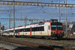 RBDe 560 208-1, auf der S33, fährt am 15.01.2026 zum Bahnhof Pratteln.